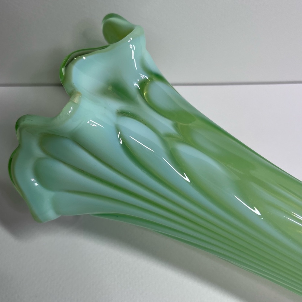 Antique Jefferson Green Opalescent Vase “Tokyo” Pattern, Seafoam Glass, 3-Footed - Picture 15 of 17